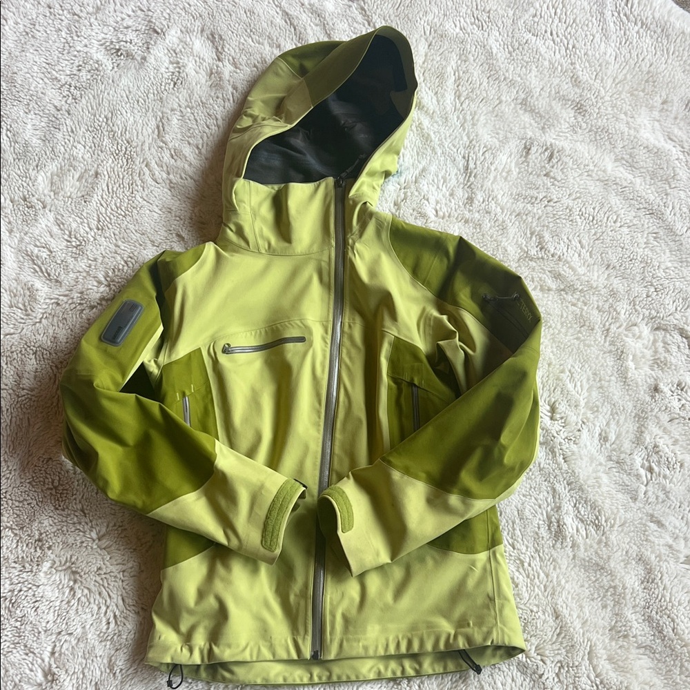 Arc'teryx Women’s green ski/snowboard shell